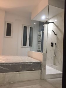 ducha dentro del dormitorio